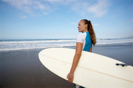 simsearch:700-00547097,k - Femme sur la plage avec planche de surf Photographie de stock - Rights-Managed, Code: 700-00546181