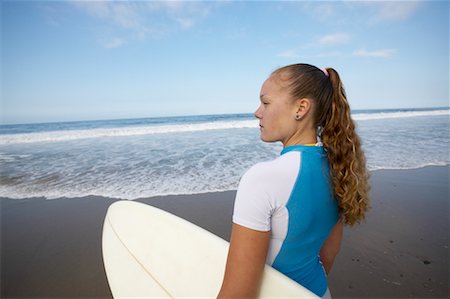 simsearch:700-00547097,k - Femme sur la plage avec planche de surf Photographie de stock - Rights-Managed, Code: 700-00546182
