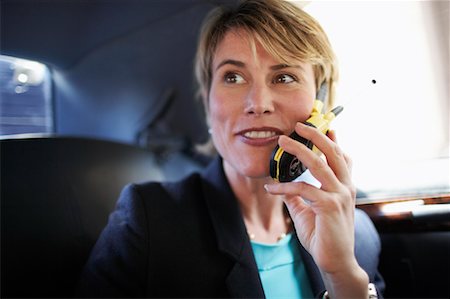 simsearch:700-00195272,k - Femme utilisant un téléphone cellulaire en voiture Photographie de stock - Rights-Managed, Code: 700-00546245