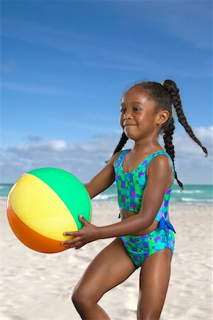 simsearch:6109-06195624,k - Fille sur la plage avec ballon de plage Photographie de stock - Rights-Managed, Code: 700-00546436