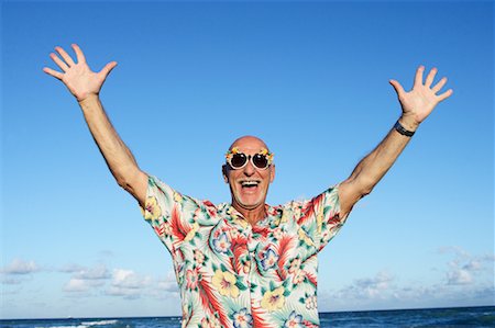 person in hawaiian shirt - Homme excité à la plage Photographie de stock - Rights-Managed, Code: 700-00546608