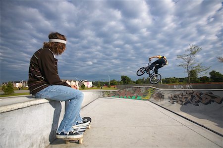 Boy Watching Cyclist on Ramp Foto de stock - Con derechos protegidos, Código: 700-00546680