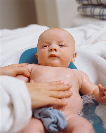 simsearch:700-00363780,k - Mother Bathing Baby Fotografie stock - Rights-Managed, Codice: 700-00546698