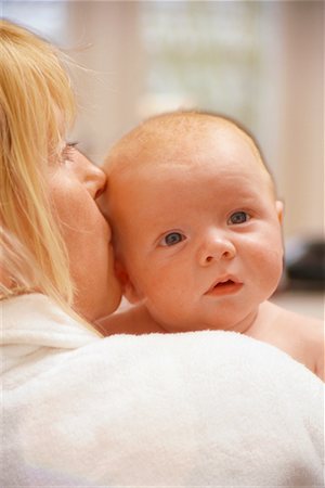 simsearch:700-00150938,k - Mère embrassant bébé Photographie de stock - Rights-Managed, Code: 700-00546709