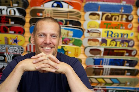 simsearch:614-08884375,k - Portrait of Man in Front of Skateboards Foto de stock - Direito Controlado, Número: 700-00546729