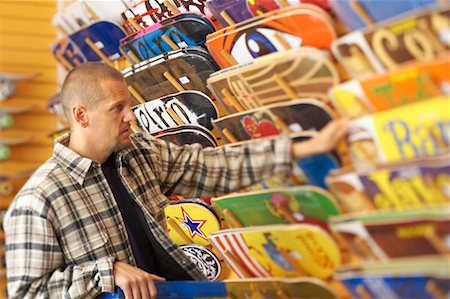 simsearch:700-00546743,k - Man Blick auf Skateboards im Speicher Stockbilder - Lizenzpflichtiges, Bildnummer: 700-00546732