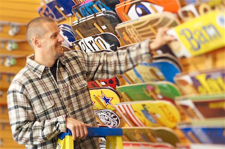 simsearch:700-00546743,k - Man Blick auf Skateboards im Speicher Stockbilder - Lizenzpflichtiges, Bildnummer: 700-00546733