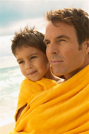 simsearch:700-00190652,k - Père et fils, enveloppé dans une serviette sur la plage Photographie de stock - Rights-Managed, Code: 700-00547063