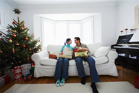 scambio dei regali di natale - Couple on Christmas Morning Fotografie stock - Rights-Managed, Codice: 700-00547114