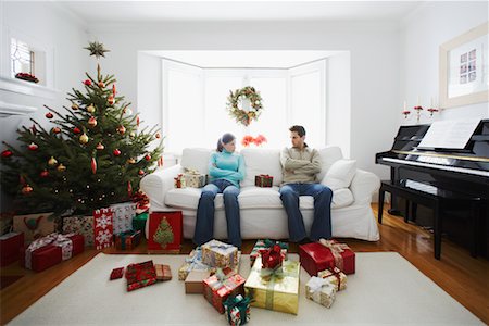 scambio dei regali di natale - Couple Having Argument on Christmas Fotografie stock - Rights-Managed, Codice: 700-00547117