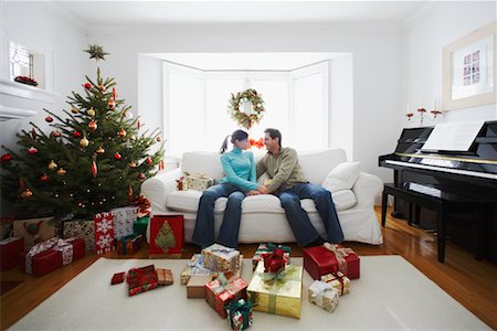 simsearch:700-01296287,k - Couple on Christmas Morning Fotografie stock - Rights-Managed, Codice: 700-00547118