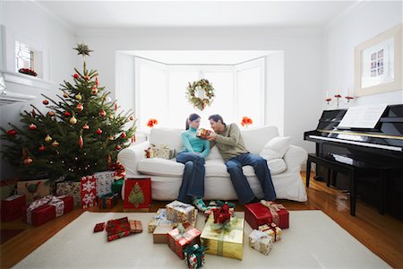scambio dei regali di natale - Couple on Christmas Morning Fotografie stock - Rights-Managed, Codice: 700-00547119