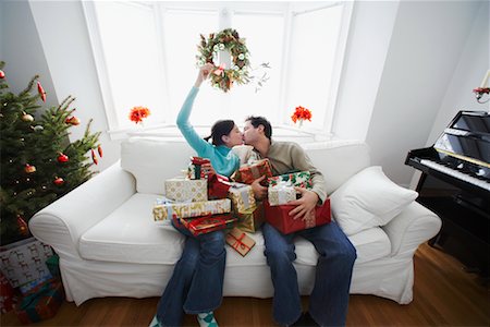 scambio dei regali di natale - Couple on Christmas Morning Fotografie stock - Rights-Managed, Codice: 700-00547110