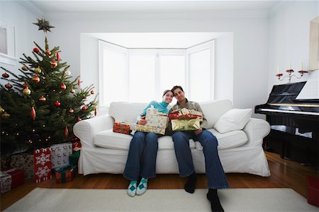 scambio dei regali di natale - Couple on Christmas Morning Fotografie stock - Rights-Managed, Codice: 700-00547113
