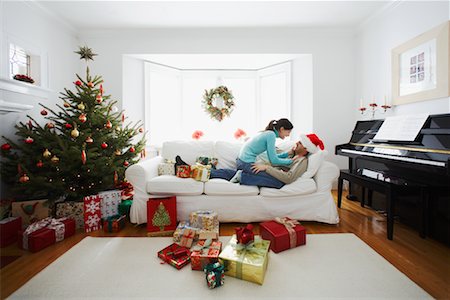 simsearch:700-01296287,k - Couple on Christmas Morning Fotografie stock - Rights-Managed, Codice: 700-00547126