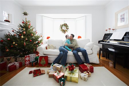 scambio dei regali di natale - Couple on Christmas Morning Fotografie stock - Rights-Managed, Codice: 700-00547120