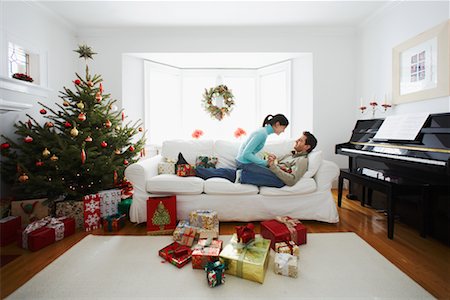 scambio dei regali di natale - Couple on Christmas Morning Fotografie stock - Rights-Managed, Codice: 700-00547121