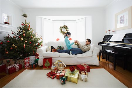 scambio dei regali di natale - Couple on Christmas Morning Fotografie stock - Rights-Managed, Codice: 700-00547122