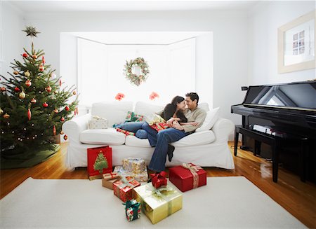 scambio dei regali di natale - Couple on Christmas Morning Fotografie stock - Rights-Managed, Codice: 700-00547123