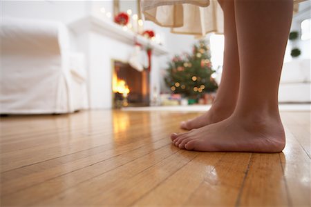 simsearch:700-03659150,k - Pieds nus de la jeune fille le matin de Noël Photographie de stock - Rights-Managed, Code: 700-00547174