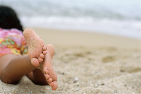 Jeune fille allongée sur la plage Photographie de stock - Rights-Managed, Code: 700-00547237