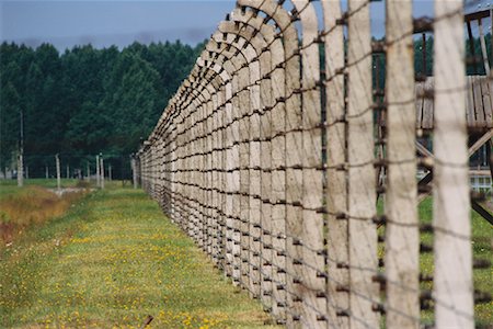 simsearch:700-02669962,k - Clôture au Camp de Concentration d'Auschwitz, Oswiecim, Pologne Photographie de stock - Rights-Managed, Code: 700-00547454