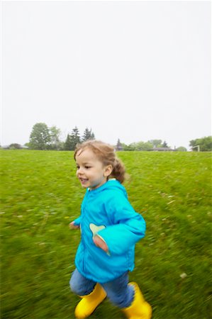 rain little girl - Enfant en cours d'exécution dans le parc Photographie de stock - Rights-Managed, Code: 700-00549378
