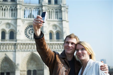simsearch:700-00556465,k - Couple en prenant la photo en face de la cathédrale Notre-Dame, Paris, France Photographie de stock - Rights-Managed, Code: 700-00549676
