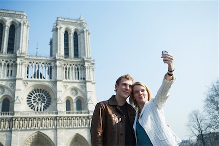 simsearch:700-00556465,k - Couple en prenant la photo en face de la cathédrale Notre-Dame, Paris, France Photographie de stock - Rights-Managed, Code: 700-00549677