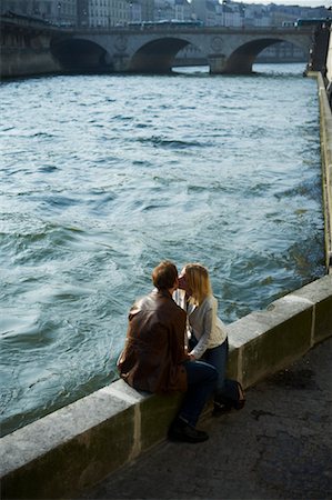 simsearch:700-00591475,k - Couple assis près de la rivière, la rivière Seine, Paris, France Photographie de stock - Rights-Managed, Code: 700-00549670