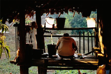 profugo (uomo e donna) - Woman Washing Dishes, Karen Nation, Thailand Fotografie stock - Rights-Managed, Codice: 700-00543647