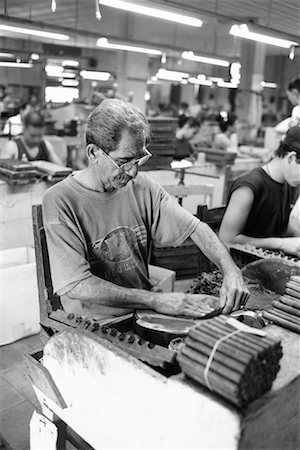 Homme travaillant dans une fabrique de cigares Photographie de stock - Rights-Managed, Code: 700-00543741