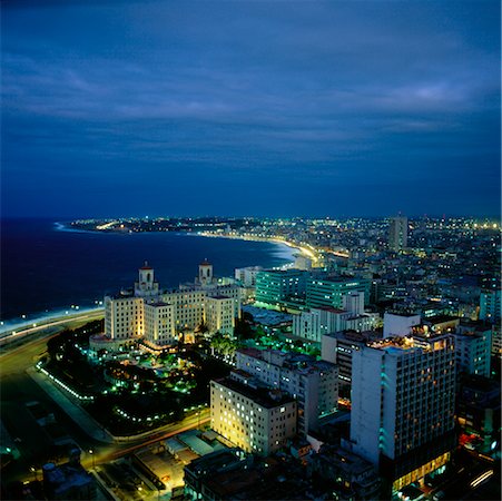 simsearch:700-00356689,k - Lumières de la ville pendant la nuit, la Havane, Cuba Photographie de stock - Rights-Managed, Code: 700-00543941