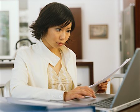 simsearch:700-00543974,k - Woman Using Laptop Foto de stock - Con derechos protegidos, Código: 700-00543978