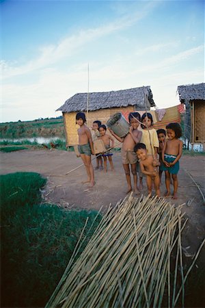 Enfants, collecte de bois, Phnom Penh, Cambodge Photographie de stock - Rights-Managed, Code: 700-00554409