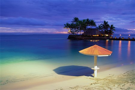 Parasol de plage à la tombée de la nuit, l'hôtel Warwick Fiji, Coral Coast, Viti Levu, Fidji Photographie de stock - Rights-Managed, Code: 700-00554497
