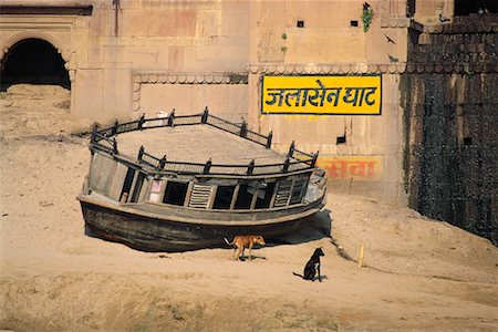 simsearch:700-00554564,k - Bateau abandonné par bâtiment, Varanasi, Inde Photographie de stock - Rights-Managed, Code: 700-00554564