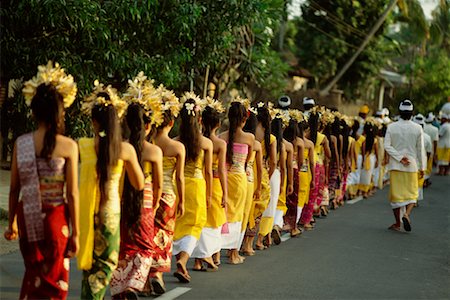 Procession of Young Women Down The Street, Bali, Indonesia Foto de stock - Con derechos protegidos, Código: 700-00554756