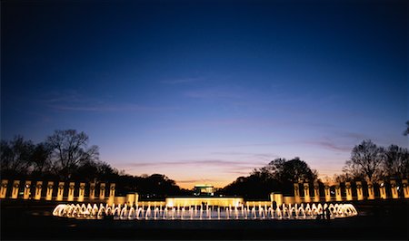 simsearch:400-08833966,k - Nationalen Weltkrieg II Memorial-Trinkbrunnen in der Abenddämmerung, Washington D.C., USA Stockbilder - Lizenzpflichtiges, Bildnummer: 700-00555026