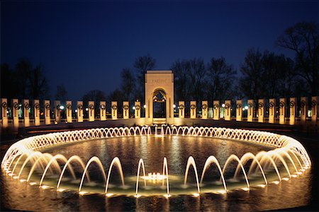 simsearch:400-08833966,k - Nationalen Weltkrieg II Memorial-Trinkbrunnen in der Abenddämmerung, Washington D.C., USA Stockbilder - Lizenzpflichtiges, Bildnummer: 700-00555027