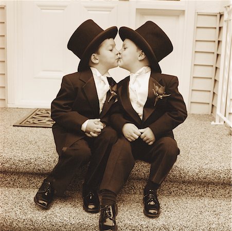 Frères en smokings s'embrasser sur le pas de porte Photographie de stock - Rights-Managed, Code: 700-00555064