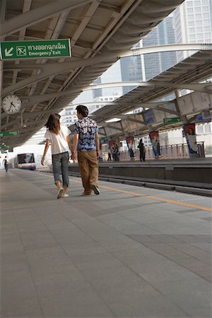 simsearch:841-03066802,k - Couple marchant dans une gare, Bangkok, Thaïlande Photographie de stock - Rights-Managed, Code: 700-00555119