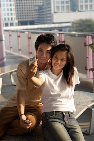 simsearch:700-00555132,k - Couple en prenant des photos avec le téléphone cellulaire, Bangkok, Thaïlande Photographie de stock - Rights-Managed, Code: 700-00555120