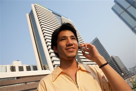 simsearch:700-00555132,k - Portrait d'un homme à l'aide de téléphones cellulaires, Bangkok, Thaïlande Photographie de stock - Rights-Managed, Code: 700-00555122