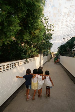 Enfants marchant le long de la promenade, Pampanga, Philippines Photographie de stock - Rights-Managed, Code: 700-00555374