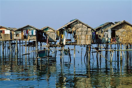 Run Down Houses Above Water, Mindanao, Philippines Foto de stock - Direito Controlado, Número: 700-00555400