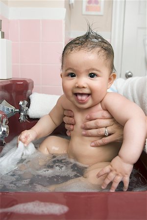 simsearch:614-05955640,k - Baby Having Bath in Sink Stock Photo - Rights-Managed, Code: 700-00555490