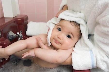 Bébé dans la baignoire Photographie de stock - Rights-Managed, Code: 700-00555491