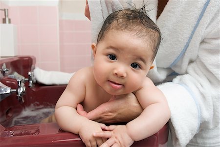 simsearch:400-06416407,k - Baby Having Bath in Sink Foto de stock - Con derechos protegidos, Código: 700-00555493