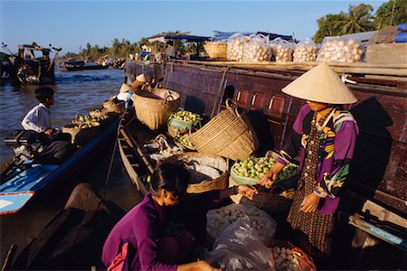 simsearch:700-00866471,k - Gens qui vendent des légumes au marché, Phung Hiep, Vietnam flottant Photographie de stock - Rights-Managed, Code: 700-00555645